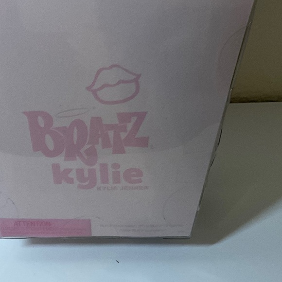 Bratz Kylie Fashion Doll with Gray Pet - Picture 3 of 3